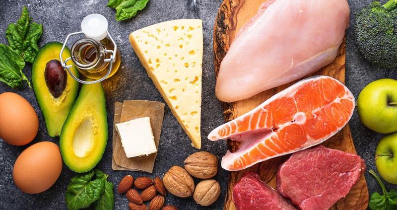 Przewodnik po smakołykach: co jeść na diecie ketogennej, aby osiągnąć sukces