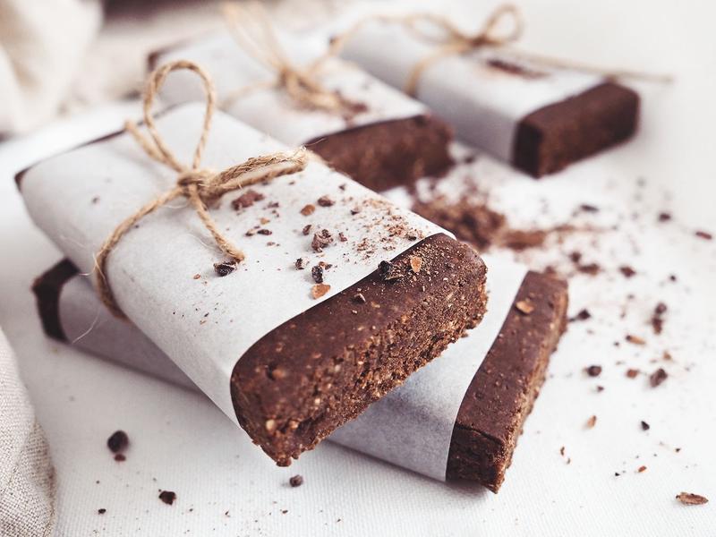 Smaczne i zdrowe opcje: Jakie batony na diecie warto wybierać?