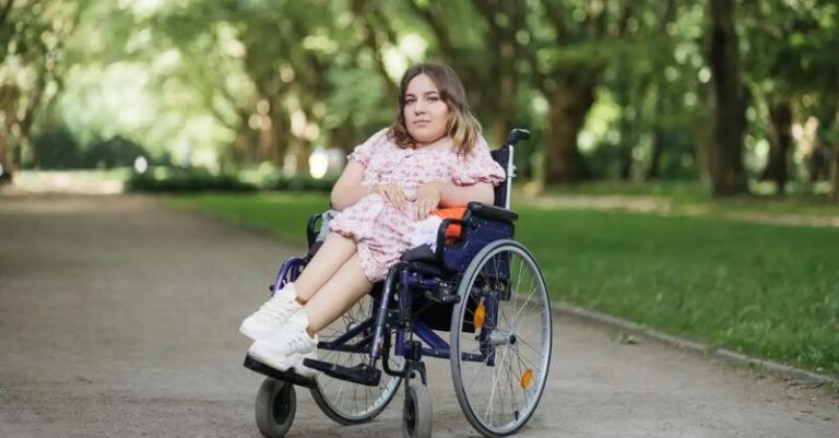 Zrozumieć rdzeniowy zanik mięśni – objawy, przyczyny i wsparcie dla chorych