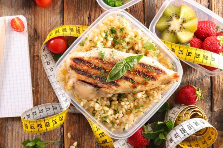 Jakie posiłki wybrać po treningu i przed nim, aby maksymalnie wspierać swoje wyniki?