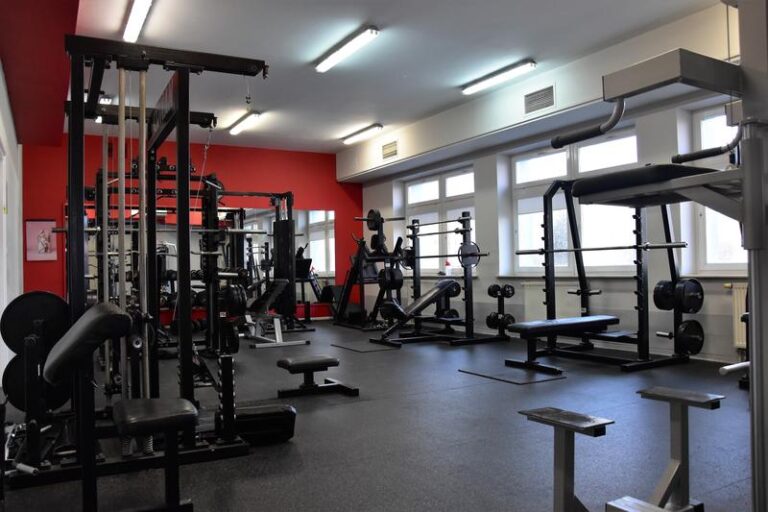 Siłownie znów otwarte – od kiedy możesz wrócić do treningów?