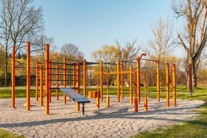 Porównanie siłownia plenerowa kontra tradycyjna