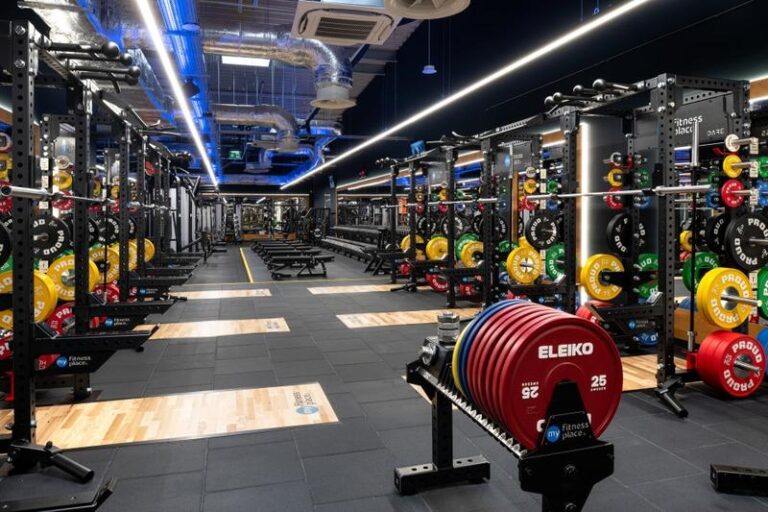 Fitness czy siłownia? Odkryj, co lepiej pasuje do Twojego stylu życia!