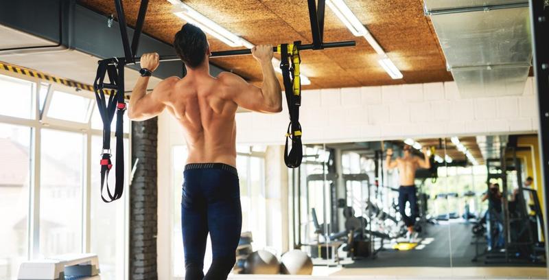 Skuteczne metody na wzmocnienie pleców w domu bez użycia sprzętu