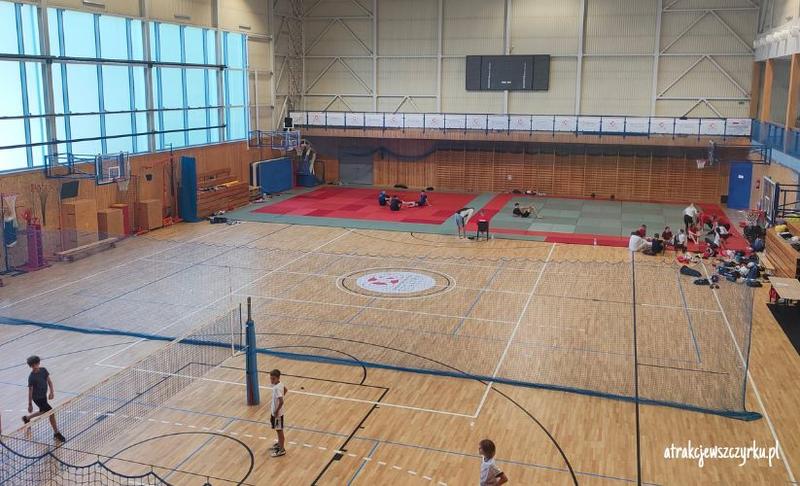 Obliczanie pojemności hali sportowej