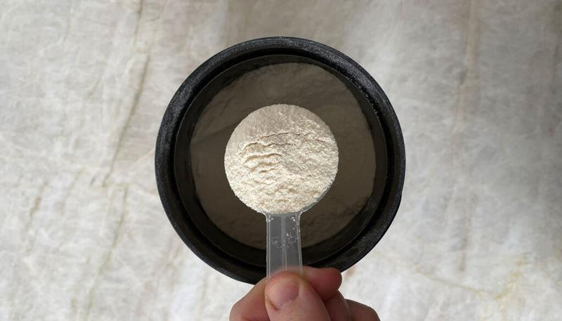 Czy brać białko przed czy po treningu? Odkryj najlepszy czas dla maksymalnych efektów!