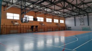 Jak obliczyć, ile osób zmieści się na hali sportowej?