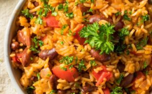 Pomysły na zdrowe połączenia: z czym można jeść ryż na diecie?