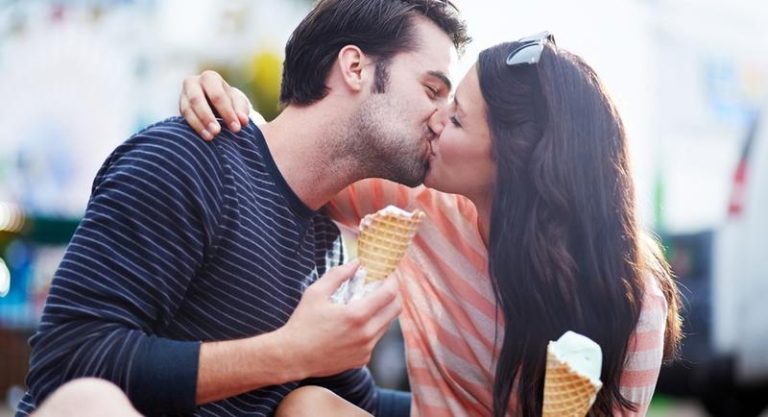 Sztuka całowania: Jak ćwiczyć, aby stać się mistrzem pocałunków