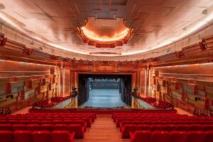 O co biega w teatrze Capitol? Fascynujący spektakl, który musisz zobaczyć!