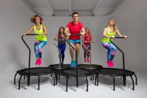 Odkryj, co daje jumping fitness i jak wpływa na Twoje zdrowie